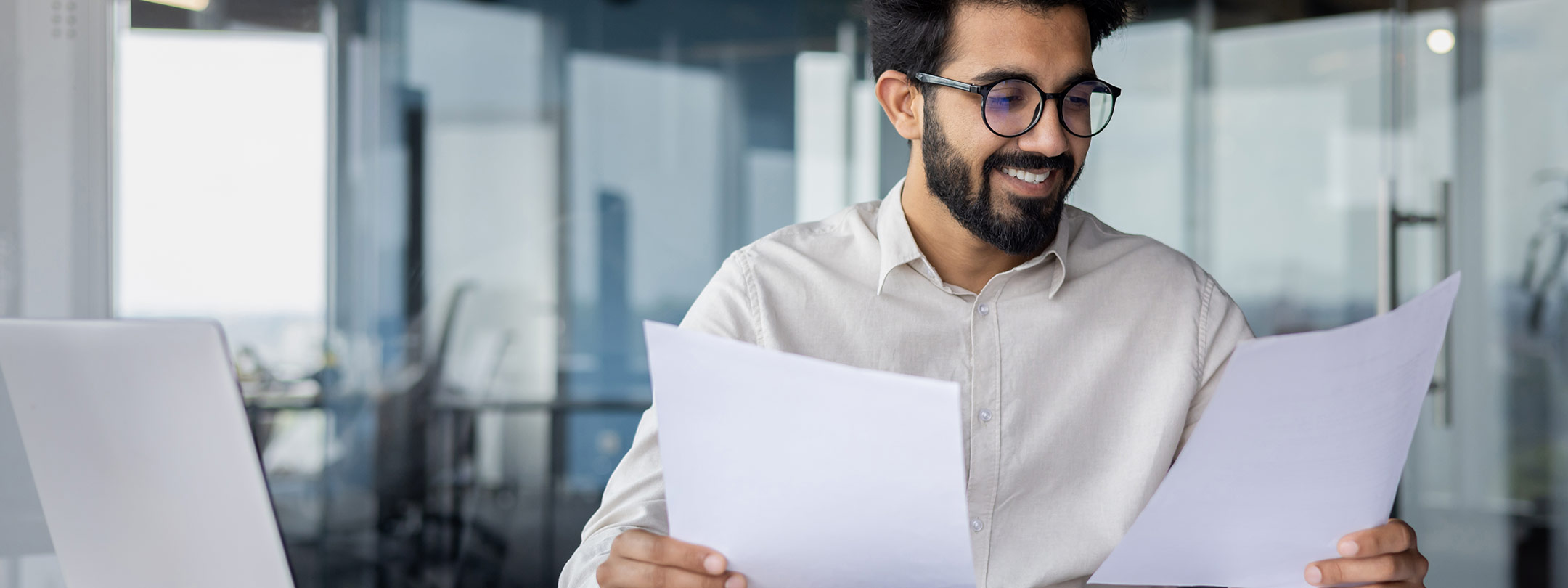 Hombre contento viendo documentos